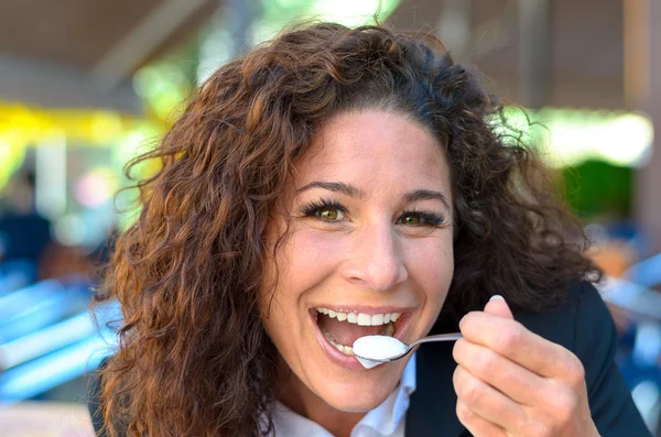 Feliz mujer radiante comiendo crema —  Fotos de Stock