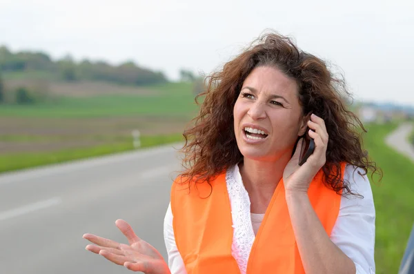 Exasperated young female driver on her mobile — Stock Photo, Image