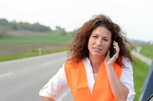 Despondent female driver trying to summon help — Stock Photo, Image