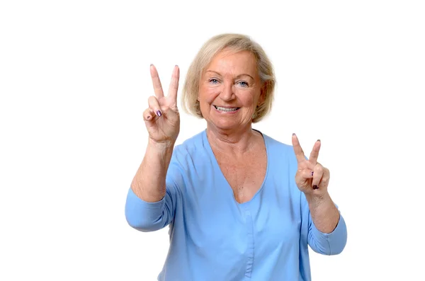 Mujer anciana sonriente dando un doble signo v —  Fotos de Stock