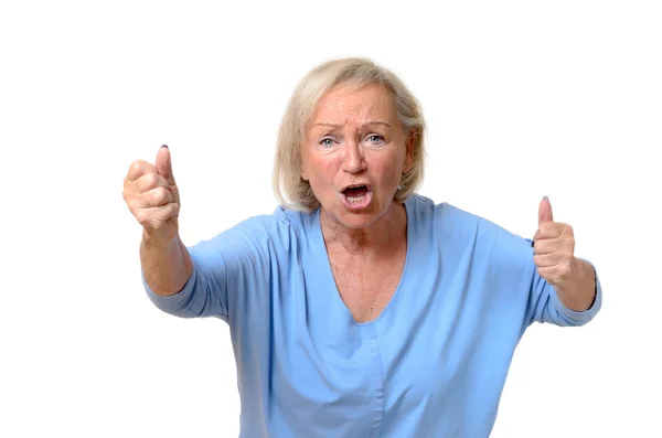 Эмоциональная пожилая женщина с сжатыми кулаками — стоковое фото