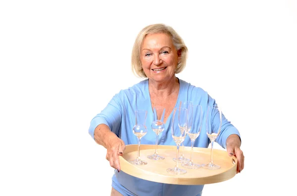 Дружеская привлекательная пожилая женщина, подающая вино — стоковое фото