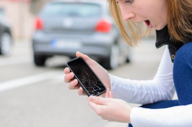 Genç kadın onun parçalanmış mobile toplama