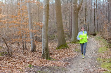 Bir kış parkında koşu aktif genç kadın