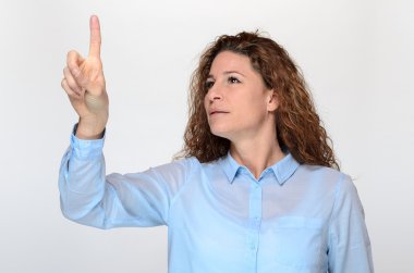 Dokunmatik ekran kullanan çekici kadın