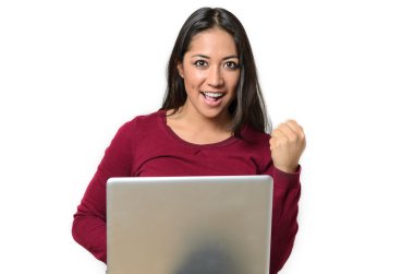 Sevinme içinde tezahürat başarılı genç kadın