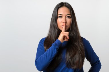 Güzel kadın shushing bir jest yapma