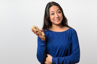 Zencefil tutan sağlıklı genç kadın