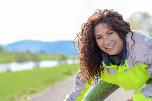 Sonriendo atractiva mujer haciendo ejercicio — Foto de Stock