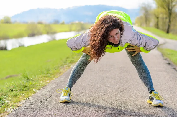 Mujer joven atractiva haciendo un entrenamiento físico — Foto de Stock