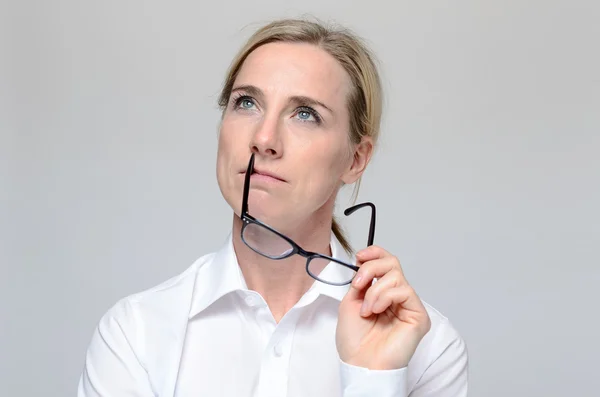 Mujer de negocios reflexiva con anteojos — Foto de Stock