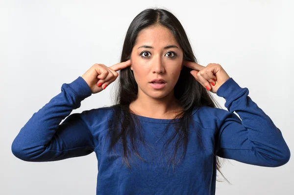 Schockierte junge Frau versperrt die Ohren — Stockfoto