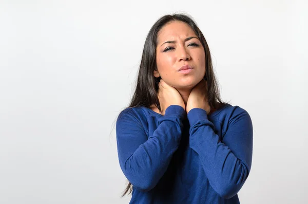 Attraktive junge Frau mit Halsschmerzen — Stockfoto