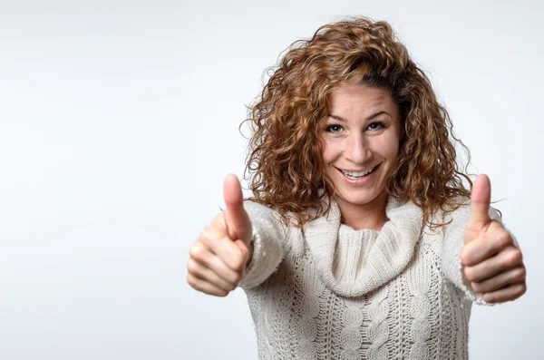 Young woman giving a thumbs up gesture — Φωτογραφία Αρχείου