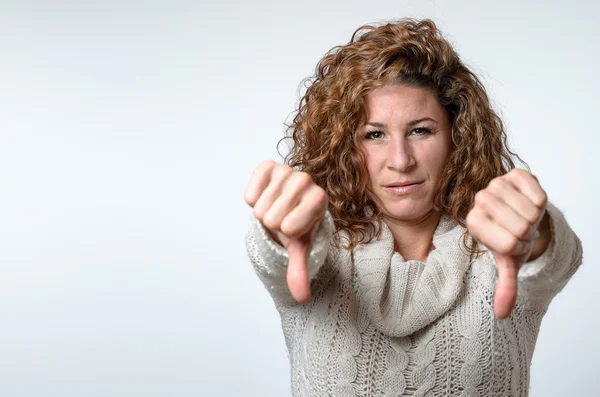 Young woman giving a thumbs down gesture — Stock Photo, Image