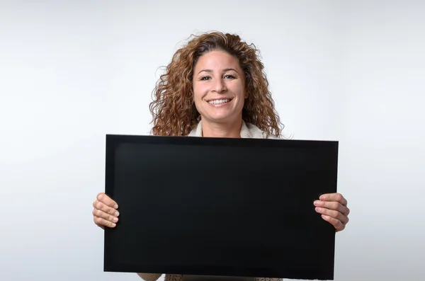 Jovem segurando um monitor em branco — Fotografia de Stock