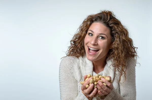 Zábava mladá žena s arašídy ve svých rukou — Stock fotografie
