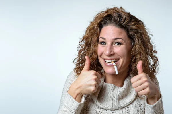 Mujer linda dando un gesto hacia arriba pulgares — Foto de Stock