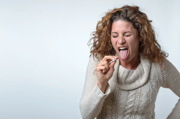 Attrayant jeune femme montrant son dégoût — Photo