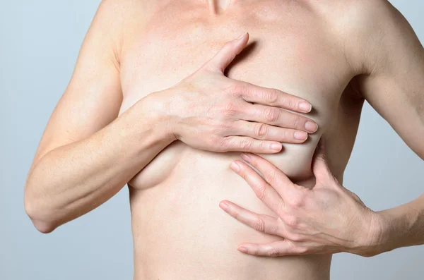 Frau mittleren Alters überprüft Klumpen an ihrer Brust — Stockfoto