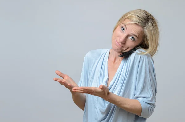 Woman shrugging her shoulders in ignorance — Stock Photo, Image