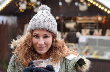  genç kadın bir mulled şarap