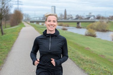 Dike boyunca Atletik Yetişkin Kadın Jogging
