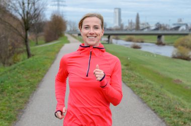 Dike boyunca Atletik Yetişkin Kadın Jogging