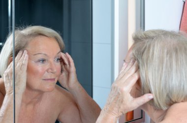 Üst düzey Bayan cildi aynaya kontrol