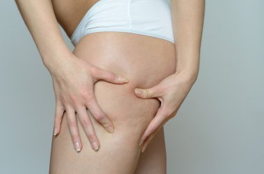 Kadın onun uyluk kullanarak iki el Pinches