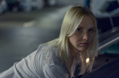 Kamera bakarak düşünceli bir kadın yüz