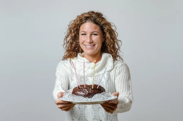 Mladá žena, která nosí čokoládový narozeninový dort — Stock fotografie