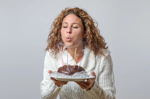Mladá žena, která nosí čokoládový narozeninový dort — Stock fotografie