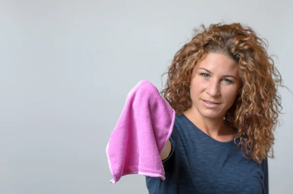 掃除の雑巾を保持している女性 — ストック写真