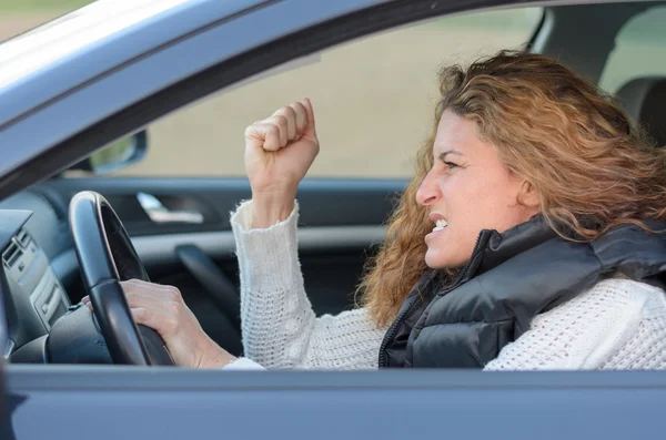 Жінка старість водіння своєї машини — стокове фото