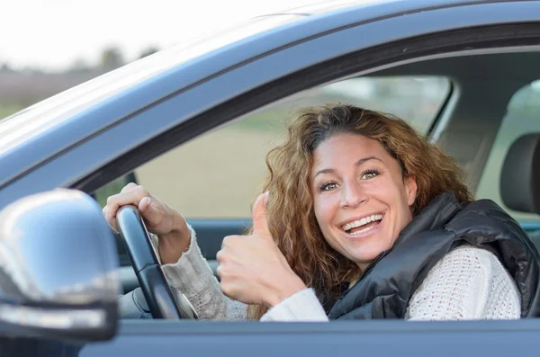 Женщина за рулем своей машины — стоковое фото
