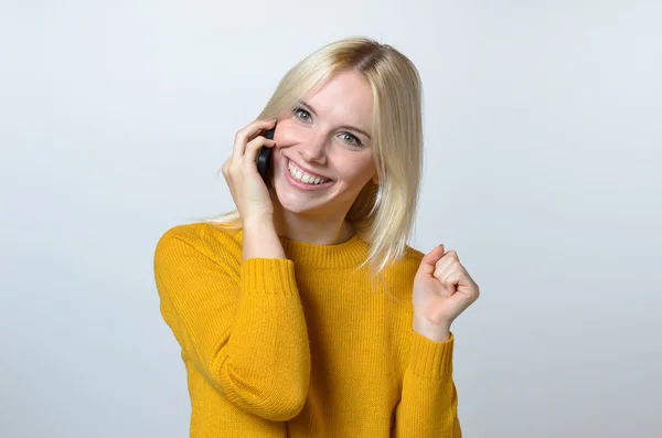 Glückliche Frau, die mit jemandem telefoniert — Stockfoto