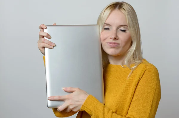 幸福的女人拿着一台崭新的笔记本电脑 — 图库照片