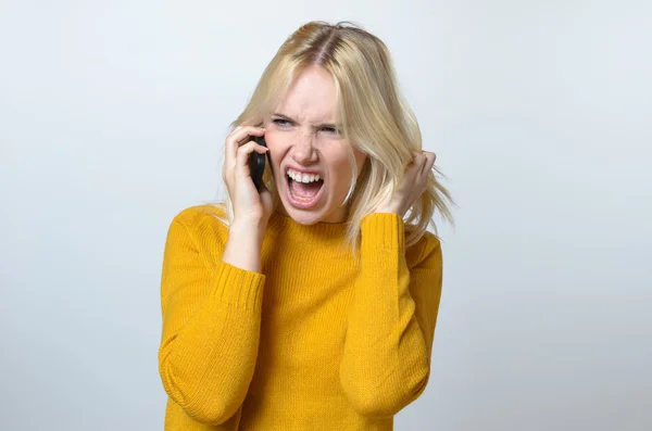 Angry Woman Talking to Someone Over the Phone — Stock Photo, Image