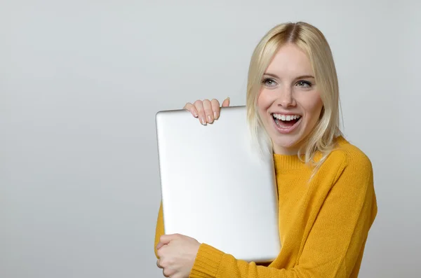 Lycklig kvinna håller en splitter ny Laptop — Stockfoto