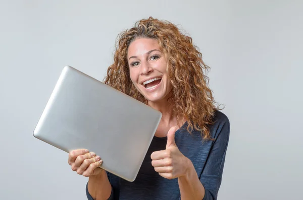 Mujer sosteniendo una nueva computadora portátil — Foto de Stock