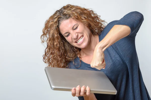 Mujer golpeando su ordenador portátil — Foto de Stock