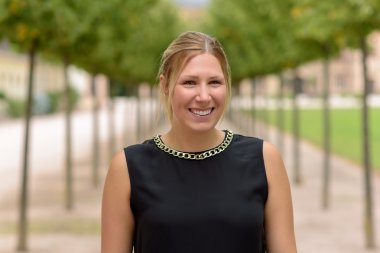 Genç sarışın bir kadın gülümsüyor