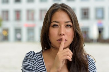 Genç kadın shushing bir jest yapma