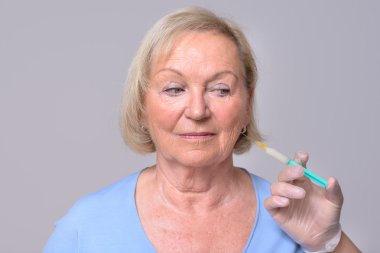 Orta Yaşlı Kadının Yüzüne Enjeksiyon