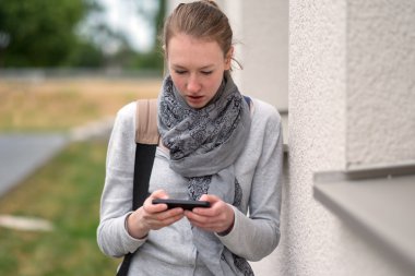 Trendy kadında ciddi bir eşarp