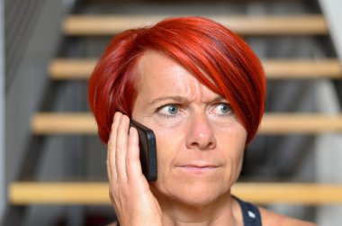 Birilerini telefonla arayıp ciddi Kızıl saçlı kadın