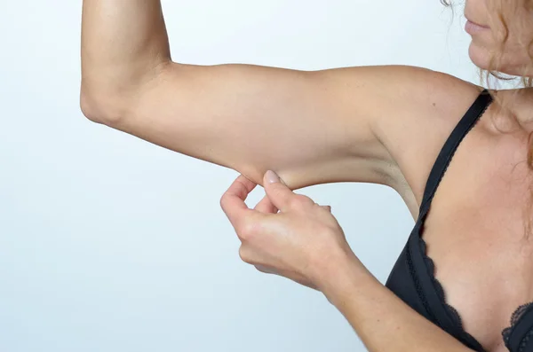 Orta yaşlı kadın gevşek cilt görüntüleme