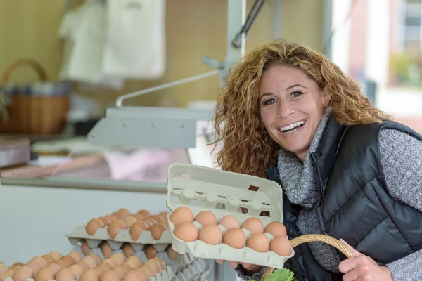 Attractive young woman shopping for fresh eggs — Stock Photo, Image