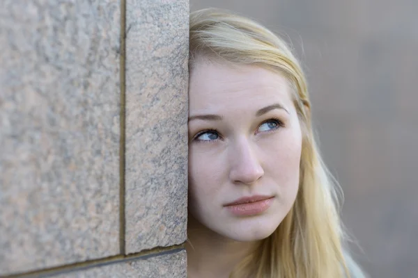 Pensive young blond woman looking up to the sky — Stock Photo, Image